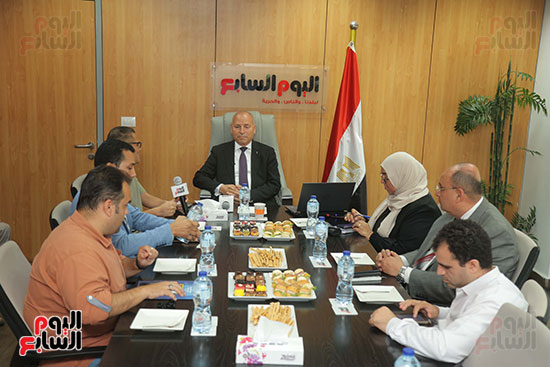 محافظ القاهرة يتفقد صالة تحرير اليوم السابع  (2)