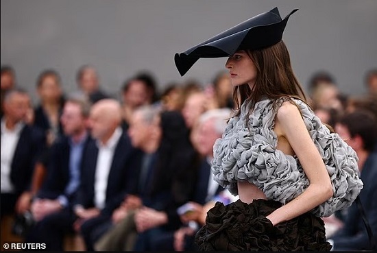 عرض ديور بأسبوع الموضة فى باريس