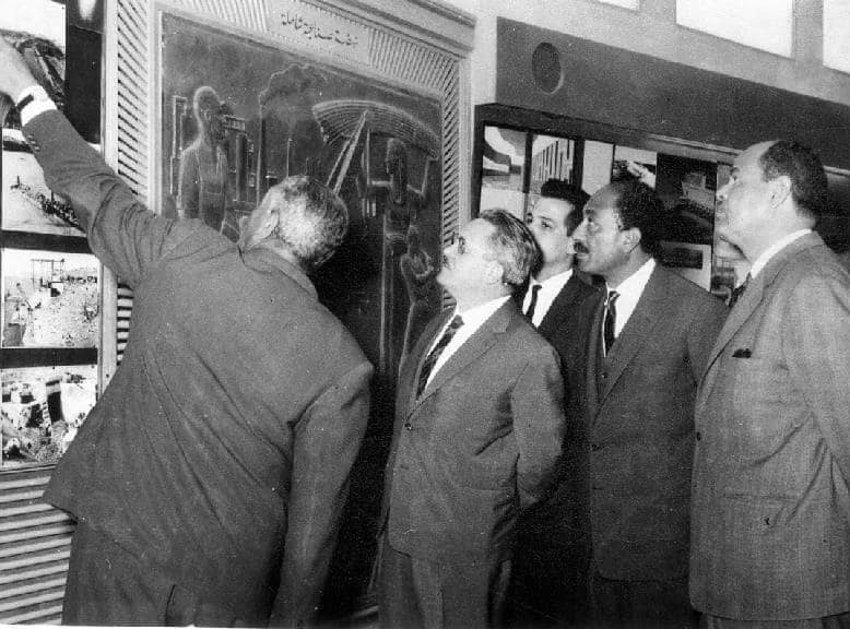أثناء مشاهدة صور العمل فى المشروع