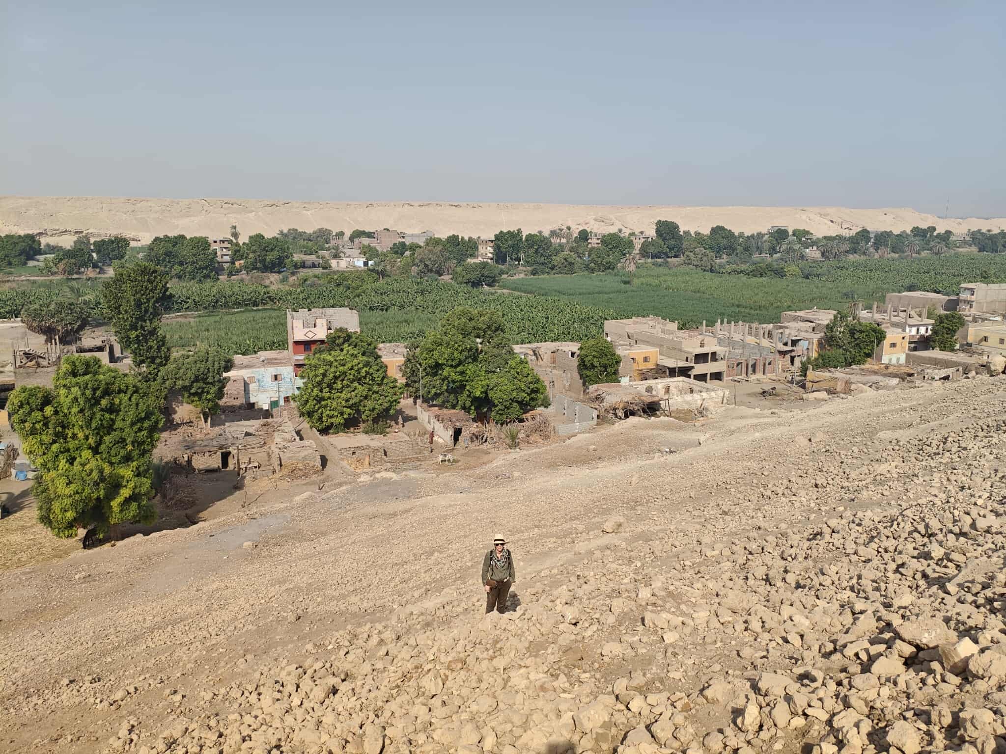 موقع العمل للبعثة البولندية فى منطقة بين الجبلين الأثرية بمدينة إسنا موقع العمل للبعثة البولندية فى منطقة بين الجبلين الأثرية بمدينة إسنا