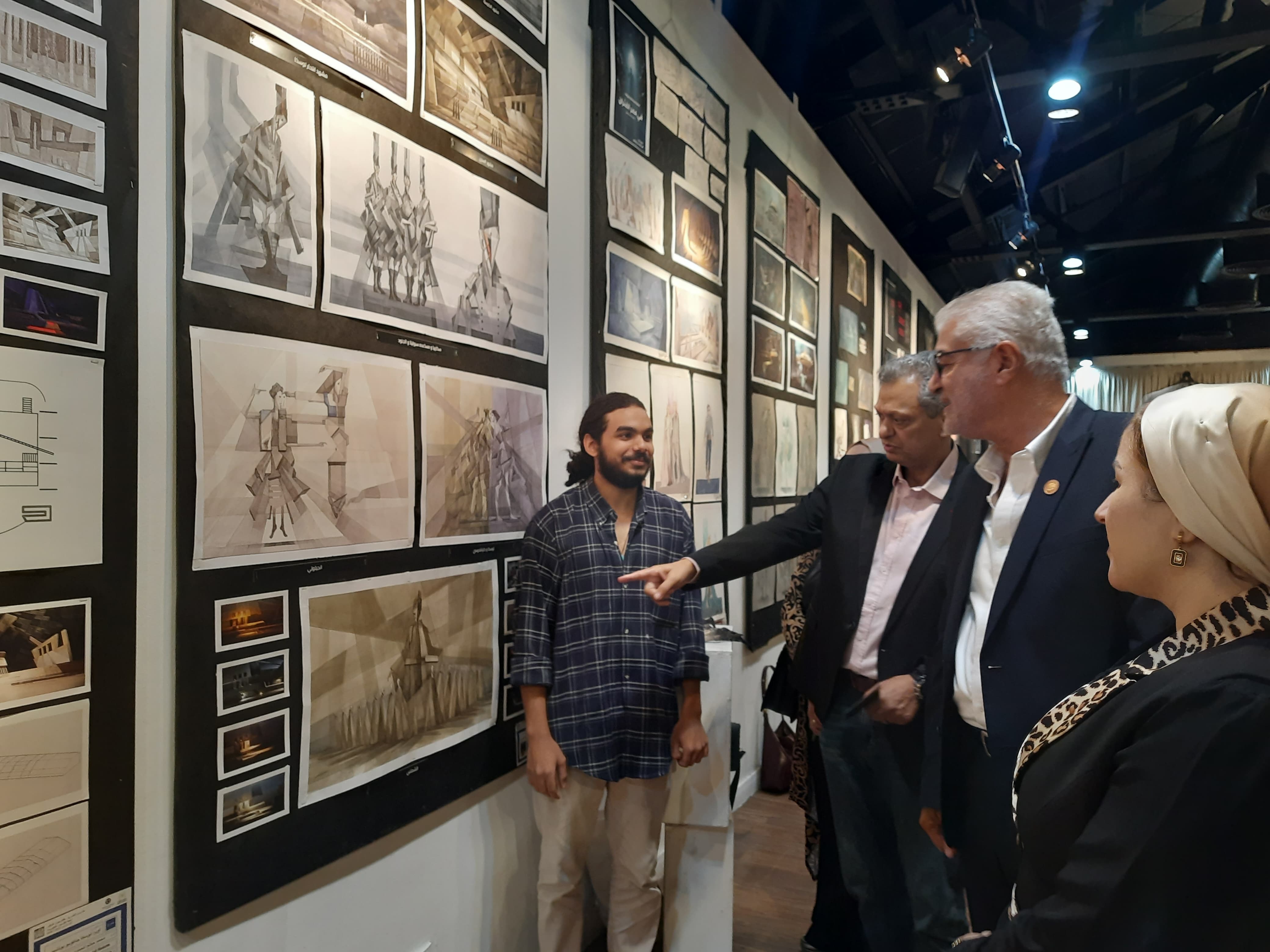 جانب من معرض لمشاريع تخرج طلاب قسم الديكور بجامعة حلوان فى دار الأوبرا المصرية (2)