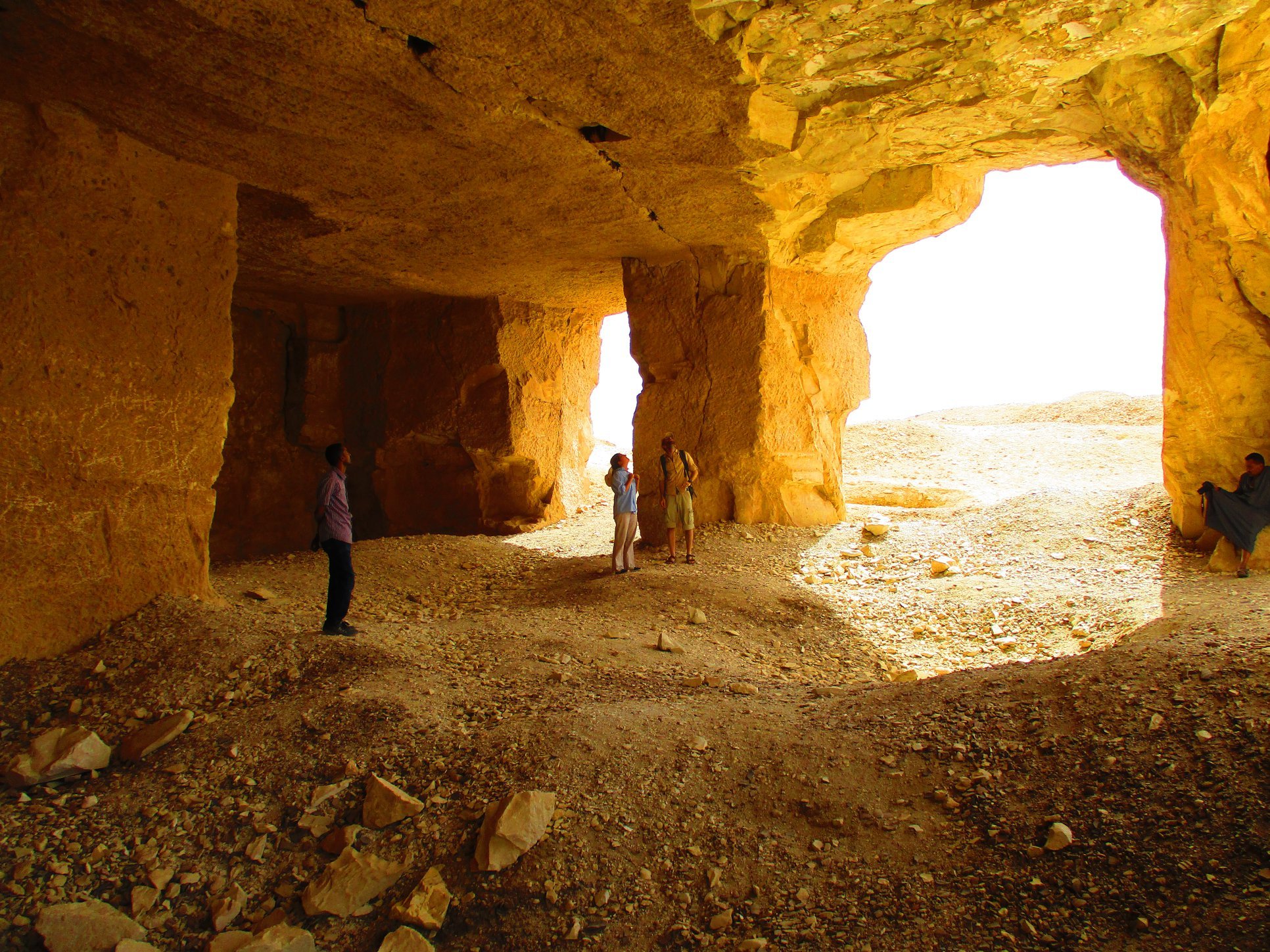 الأعمال الجارية فى منطقة بين الجبلين الأثرية بمدينة إسنا الأعمال الجارية فى منطقة بين الجبلين الأثرية بمدينة إسنا