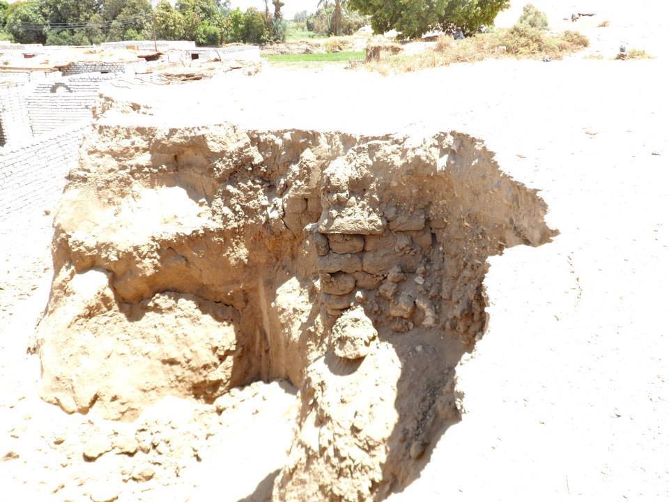 تعرف علي تاريخ منطقة بين الجبلين الآثرية بمدينة إسنا (4)