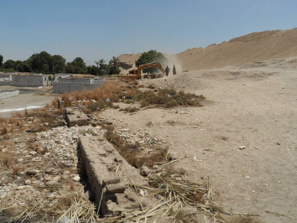 تعرف علي تاريخ منطقة بين الجبلين الآثرية بمدينة إسنا (1)