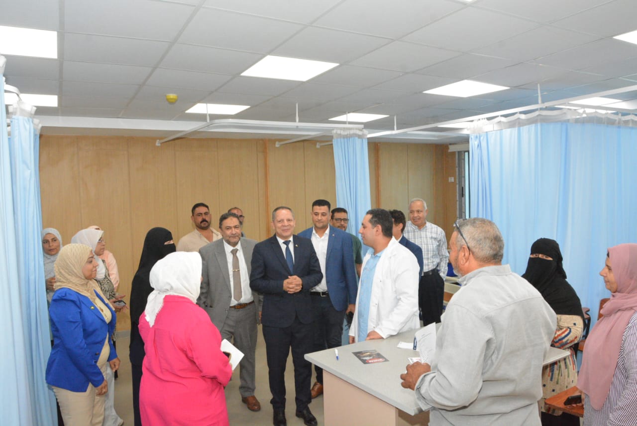 رئيس جامعة دمياط يفتتح حملة إطمن على صحة عظامك بكلية الطب (2)