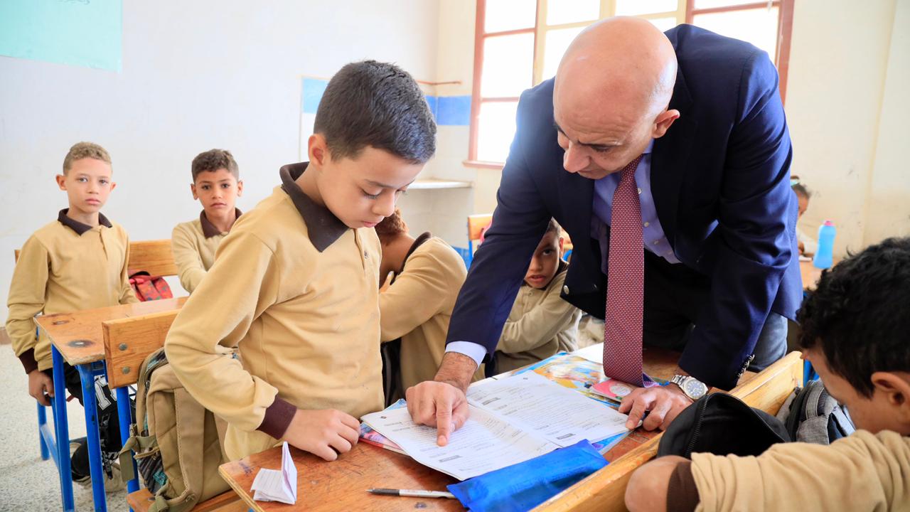وزير التعليم يتابع مع الطلاب الدراسة