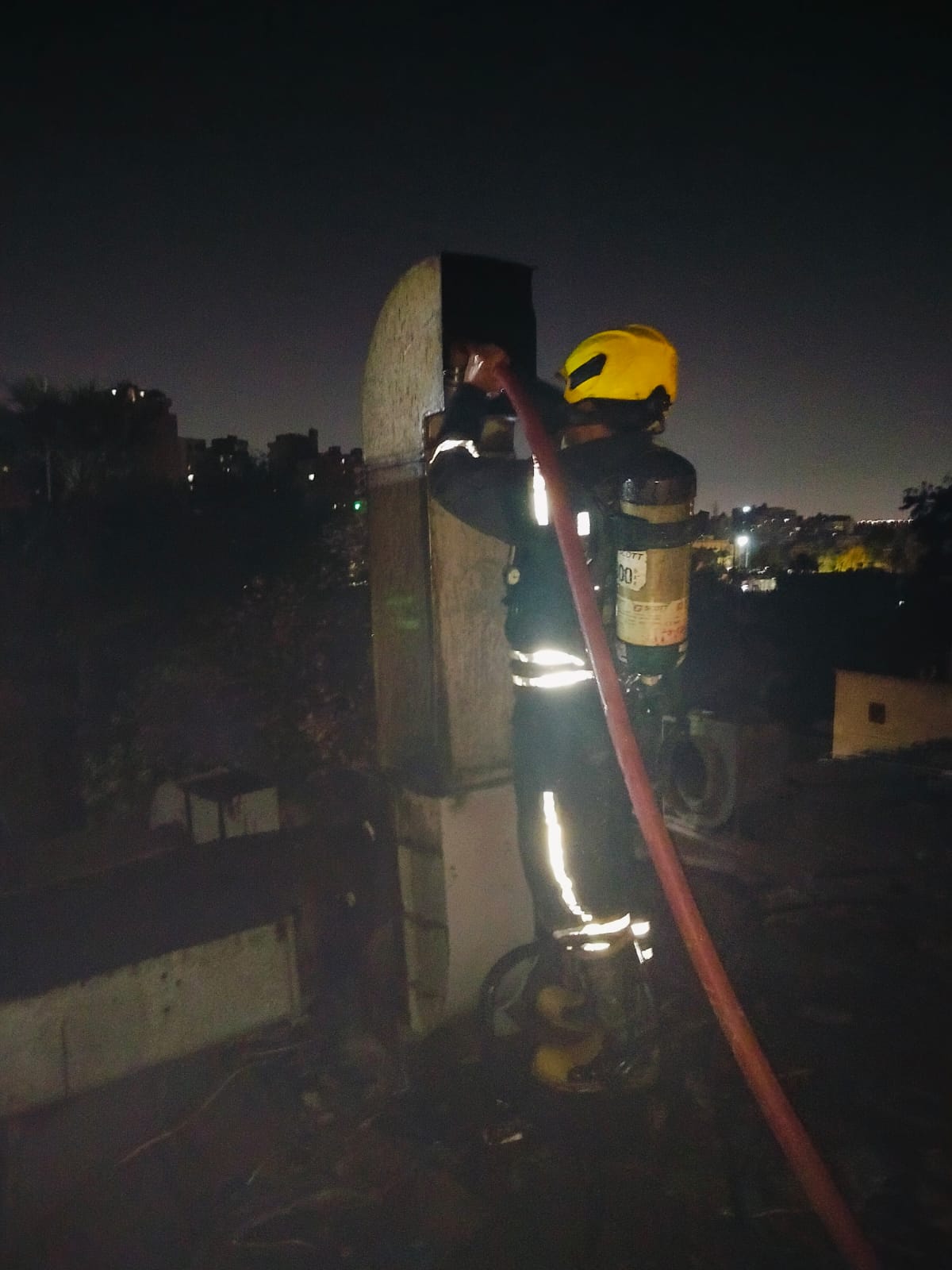 السيطرة على حريق داخل مطعم (2)