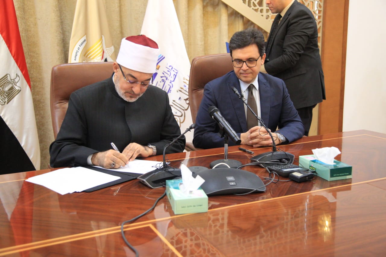 الدكتور نظير عياد يوقع على الاتفاقية