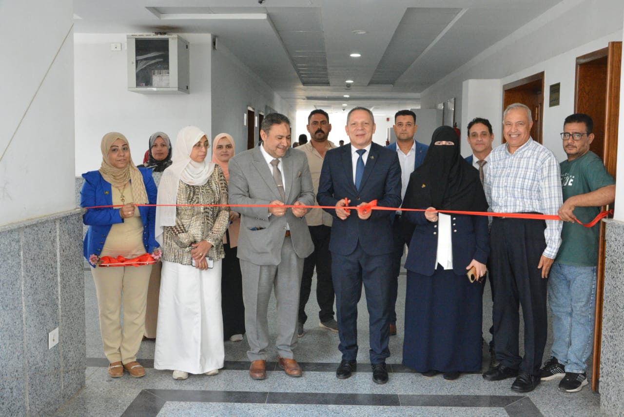 رئيس جامعة دمياط يفتتح حملة إطمن على صحة عظامك بكلية الطب (1)