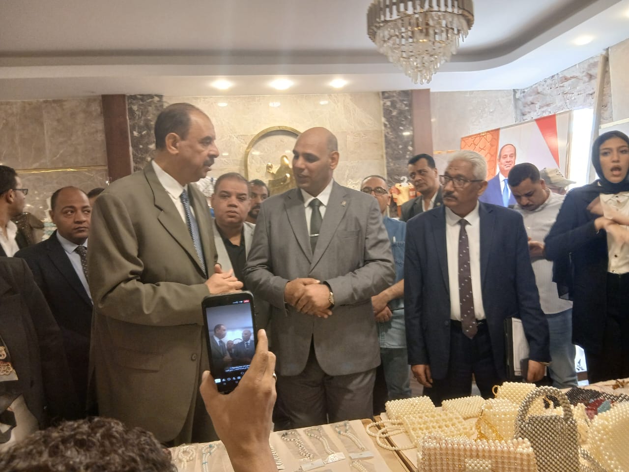 محافظ سوهاج يتفقد المعرض 