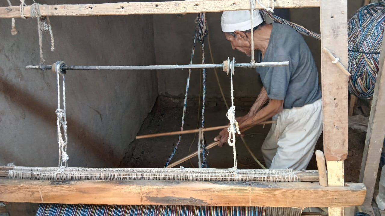 ضبط الخيوط في النول ضبط الخيوط في النول