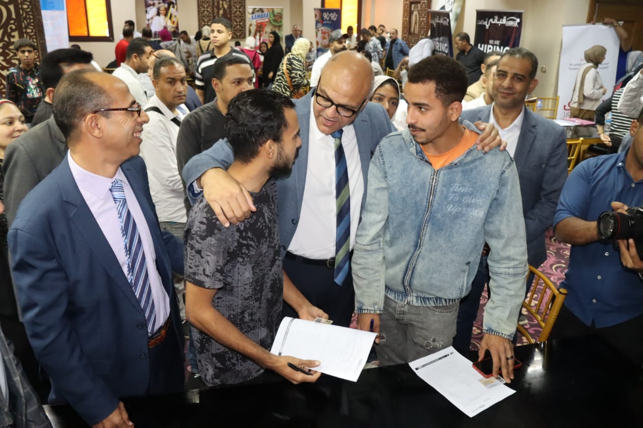 محافظ القليوبية يفتتح ملتقى توظيفي بنادي قليوب  (2)