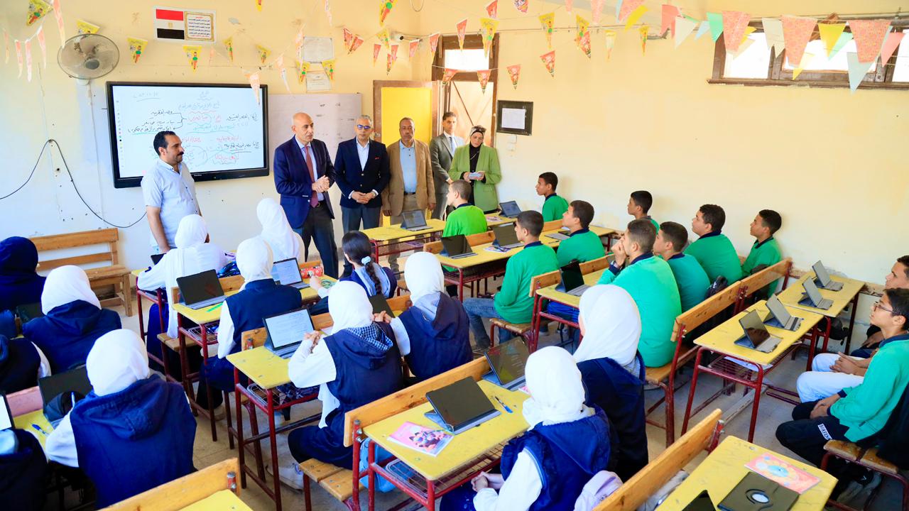 وزير التعليم يتحدث مع الطلاب