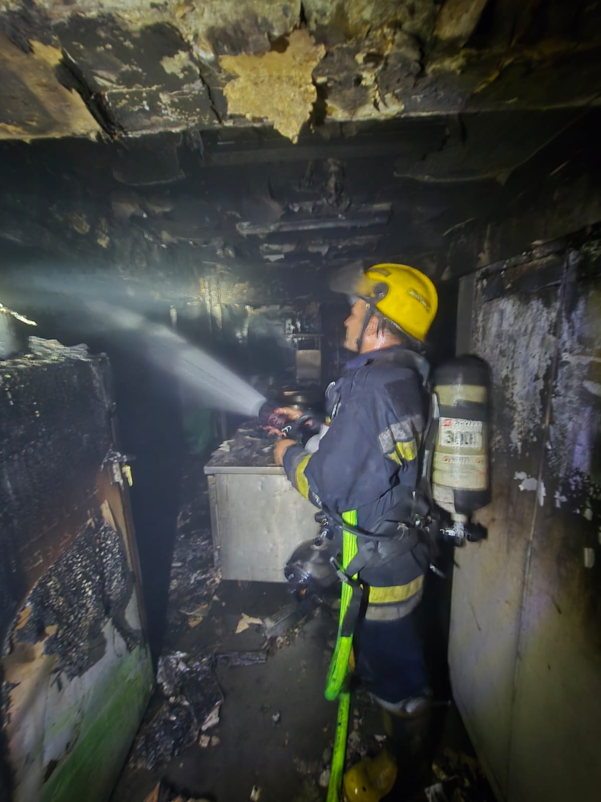 السيطرة على حريق داخل مطعم (4)