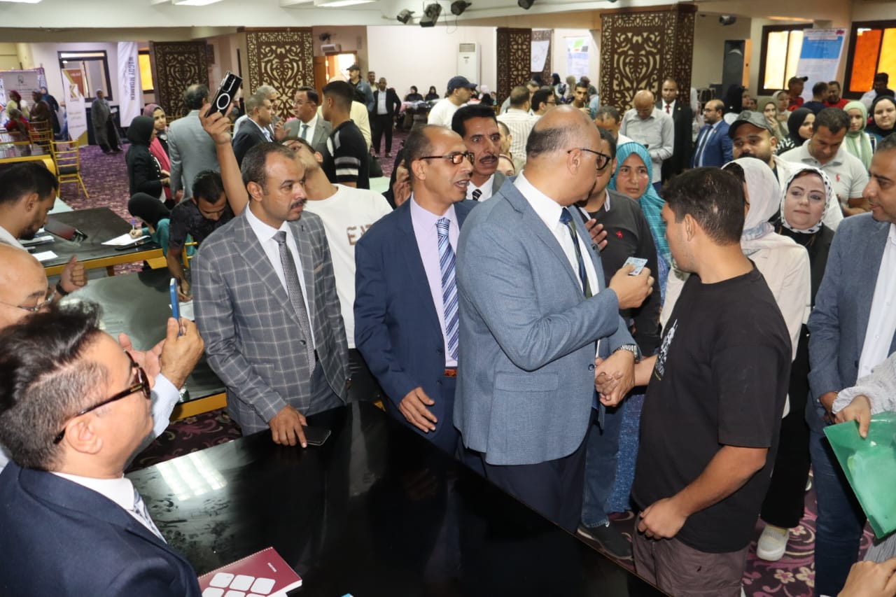 محافظ القليوبية يفتتح ملتقى توظيفي بنادي قليوب  (3)