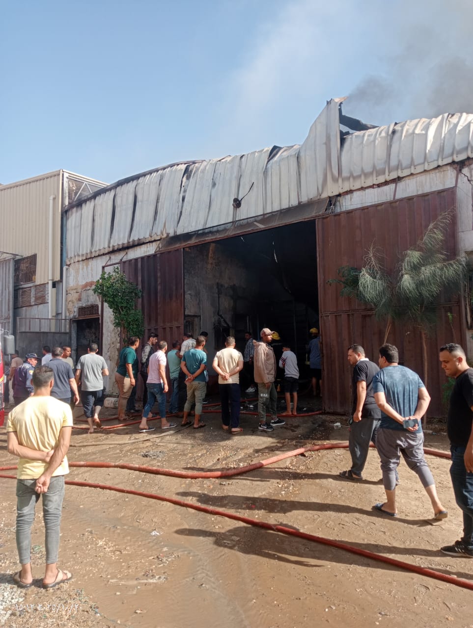 السيطرة على حريق بمصنع إسفنج بالشرقية (1)