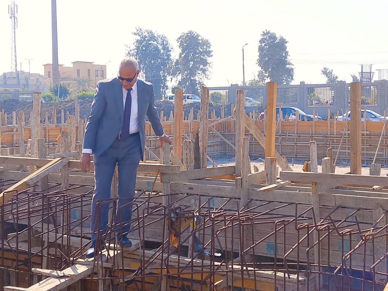 وكيل شباب كفر الشيخ يتابع انشاء حمام السباحة وكيل شباب كفر الشيخ يتابع انشاء حمام السباحة