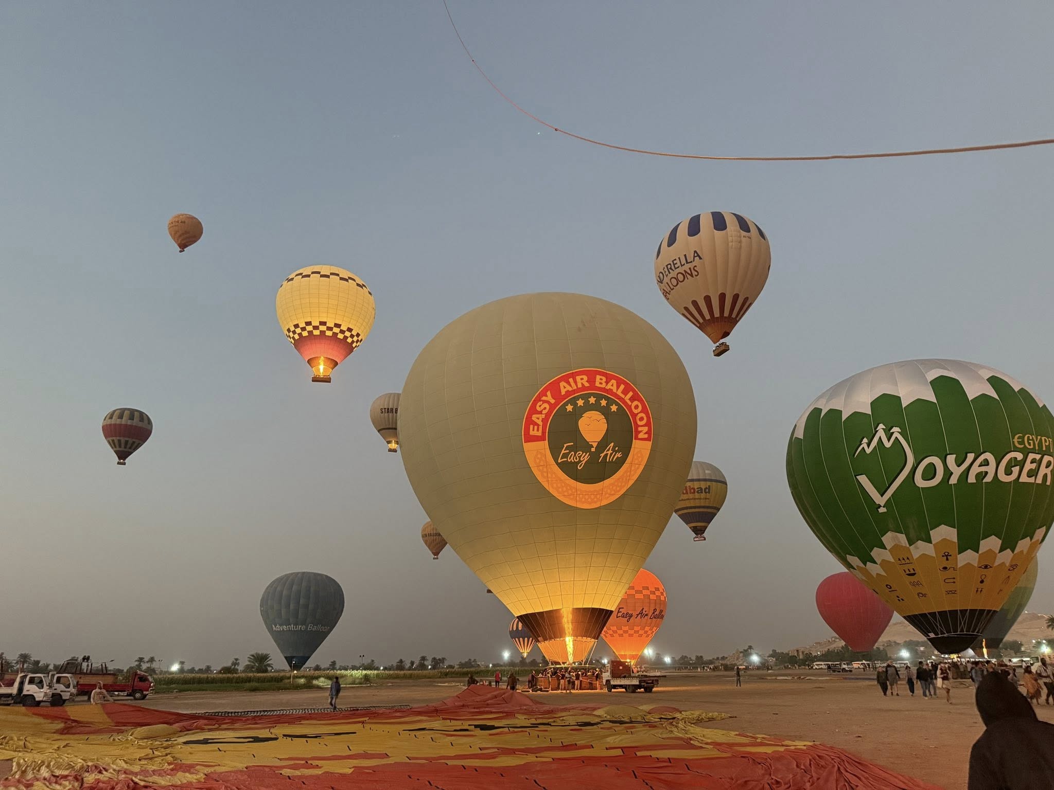 البالونات الطائر قبل تحليقها فى سماء غرب الأقصر