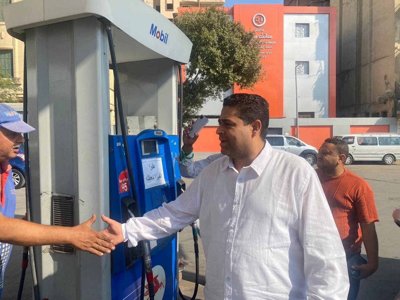 رئيس حى حدائق القبة خلال الحملة