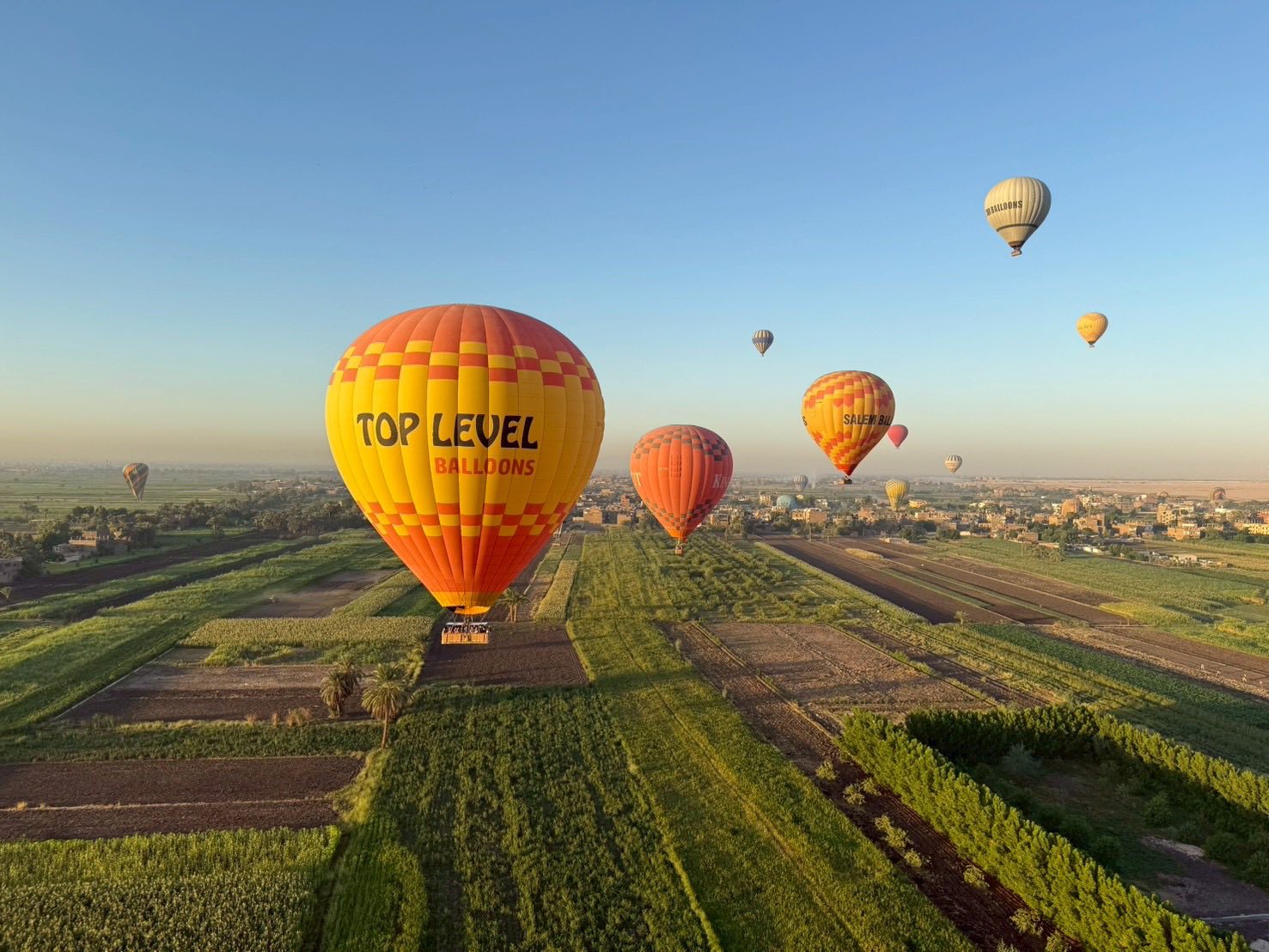 البالونات الطائرة تحلق فى سماء البر الغربى