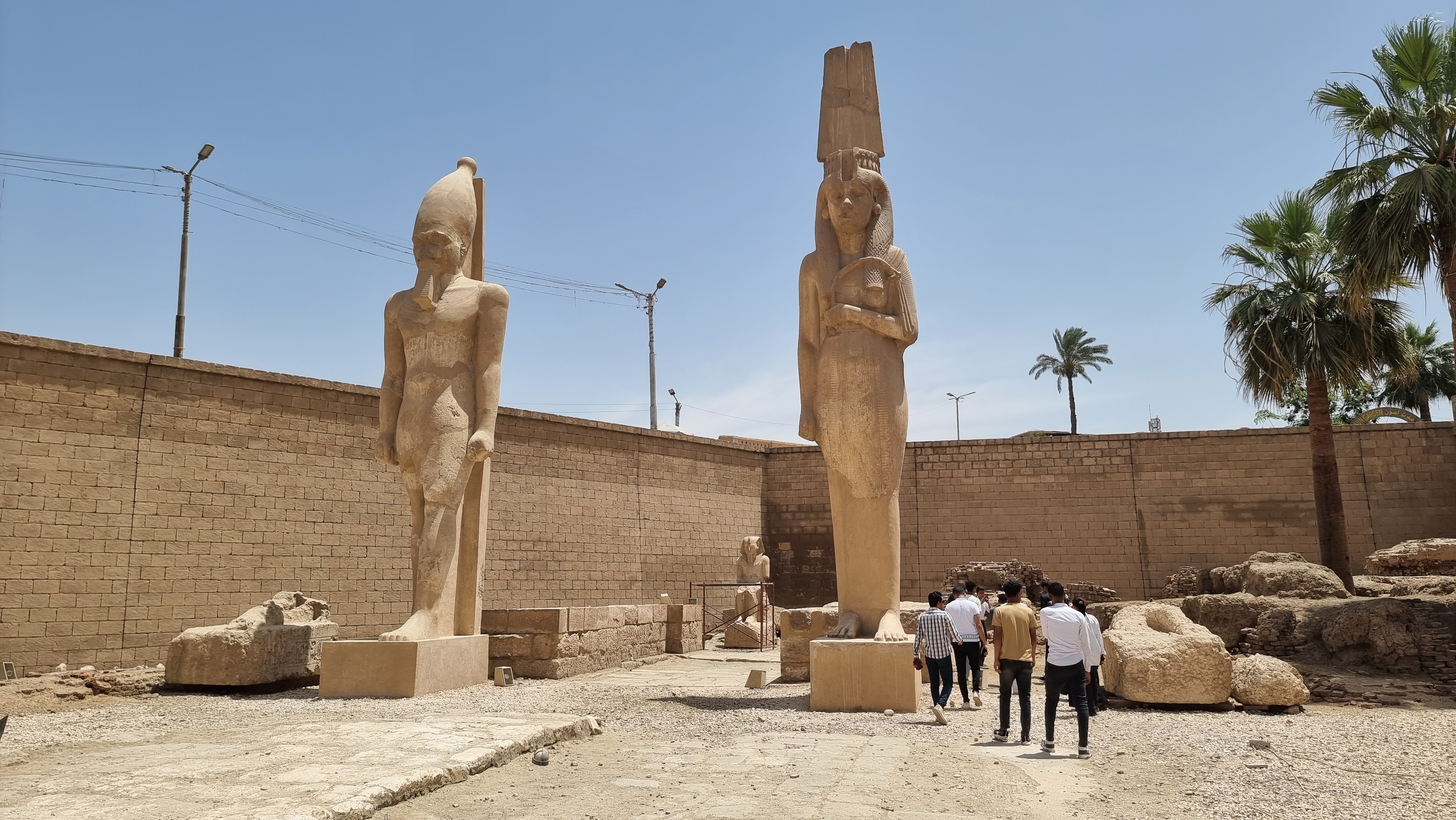 التماثيل عرضة للعوامل الجوية السيئة