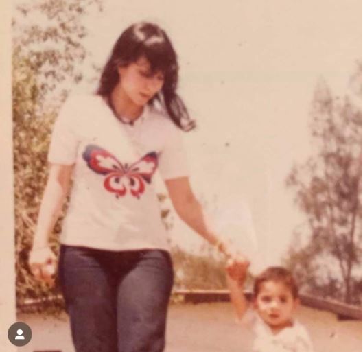 امير عيد فى طفولته مع والدته ابتسام