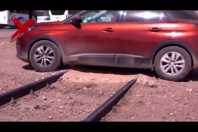 عبور شريط السكة الحديد