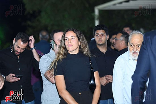 أمير عيد يتلقى عزاء والدته بمسجد حسين صدقى فى المعادي (13)