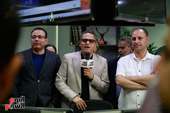  الكاتب الصحفى عبد الفتاح عبد المنعم رئيس التحرير خلال شرح طريقة العمل للزملاء