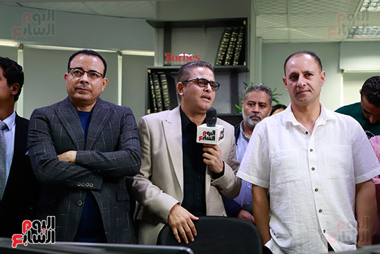 رئيس التحرير عبد الفتاح عبد المنعم خلال شرح طريقة عمل الغرفة للزملاء