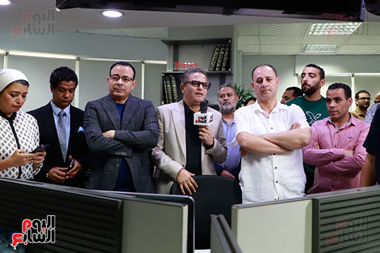 رئيس التحرير خلال شرح طريقة عمل الغرفة للزملاء