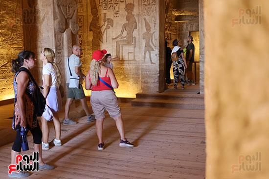 السياح-داخل-المعبد السياح-داخل-المعبد