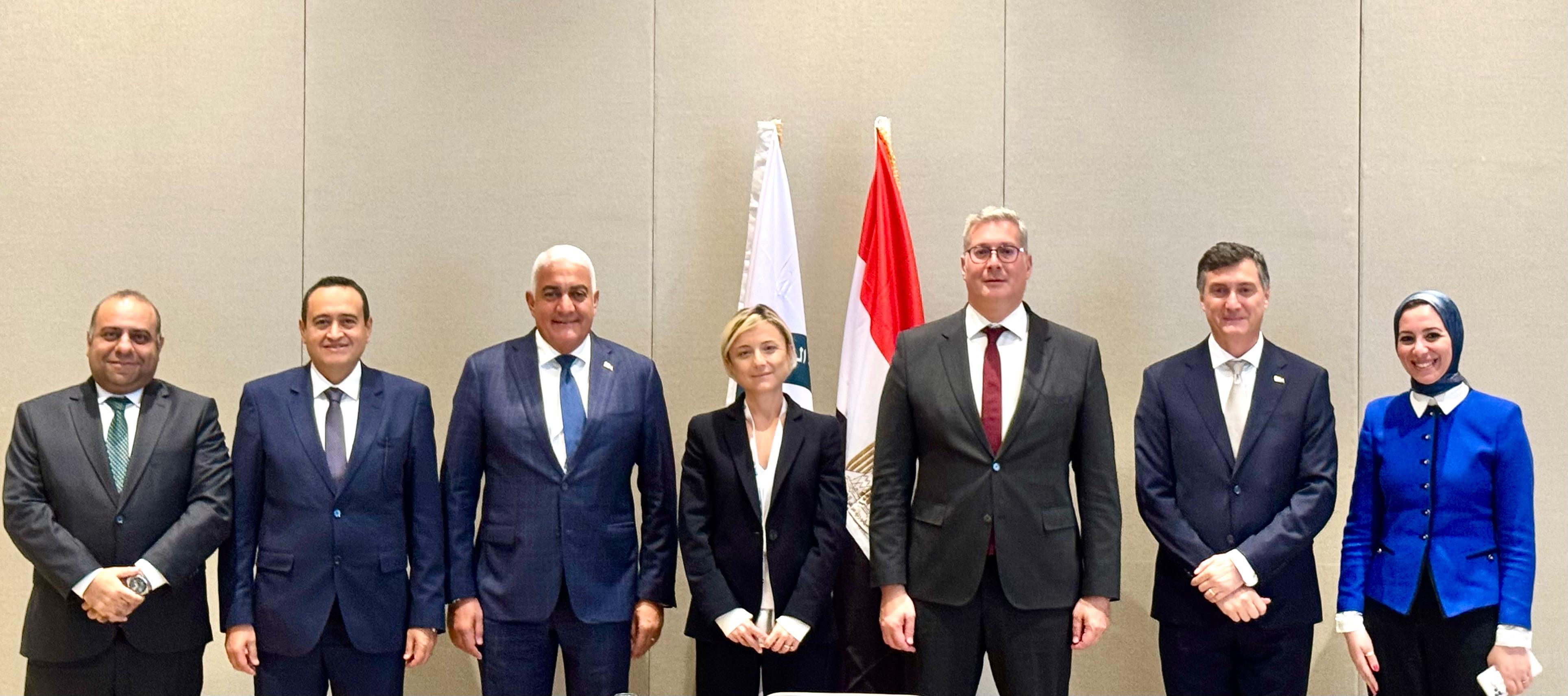 خلال مباحثاته مع مسئولى شركة اينى