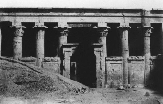 صورة لمعبد إدفو فى القرن التاسع عشر صورة لمعبد إدفو فى القرن التاسع عشر