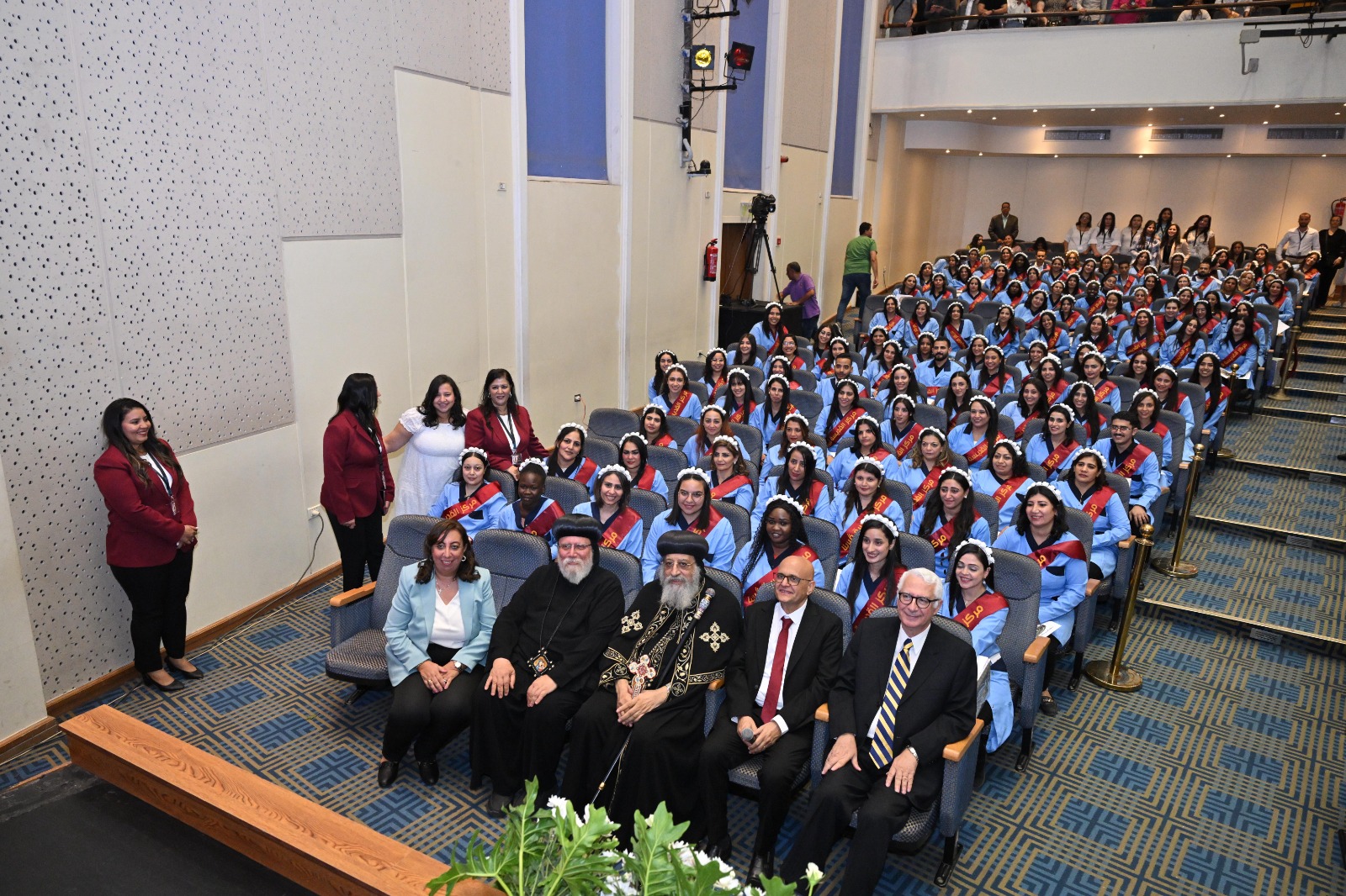 قداسة البابا مع الخريجات