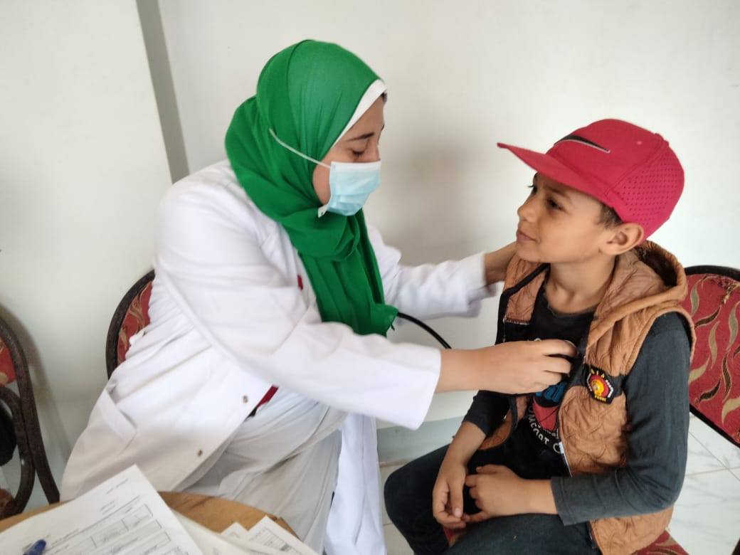 اجراء الكشف الطبي على طفل اجراء الكشف الطبي على طفل