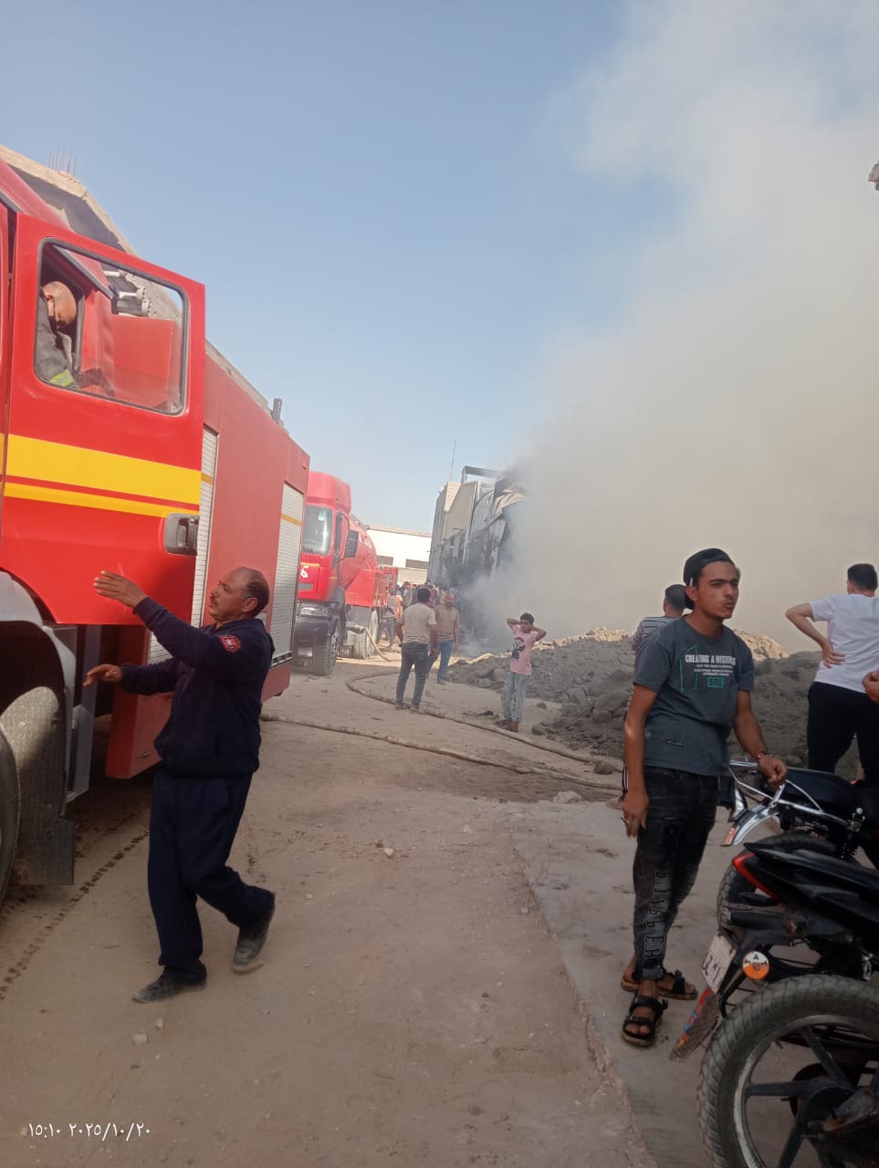 السيطرة على حريق بمصنع إسفنج بالشرقية (2)