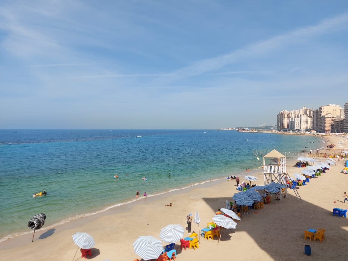 بعض الاهالى خرجو للشواطئ