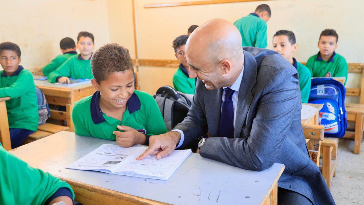 لحظة فرح بين الوزير وتلميذ