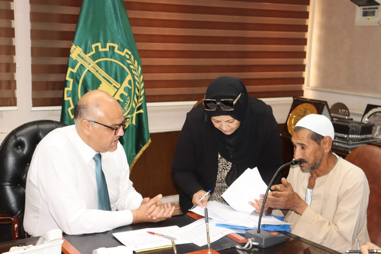 استقبال المواطنين وفحص طلباتهم استقبال المواطنين وفحص طلباتهم