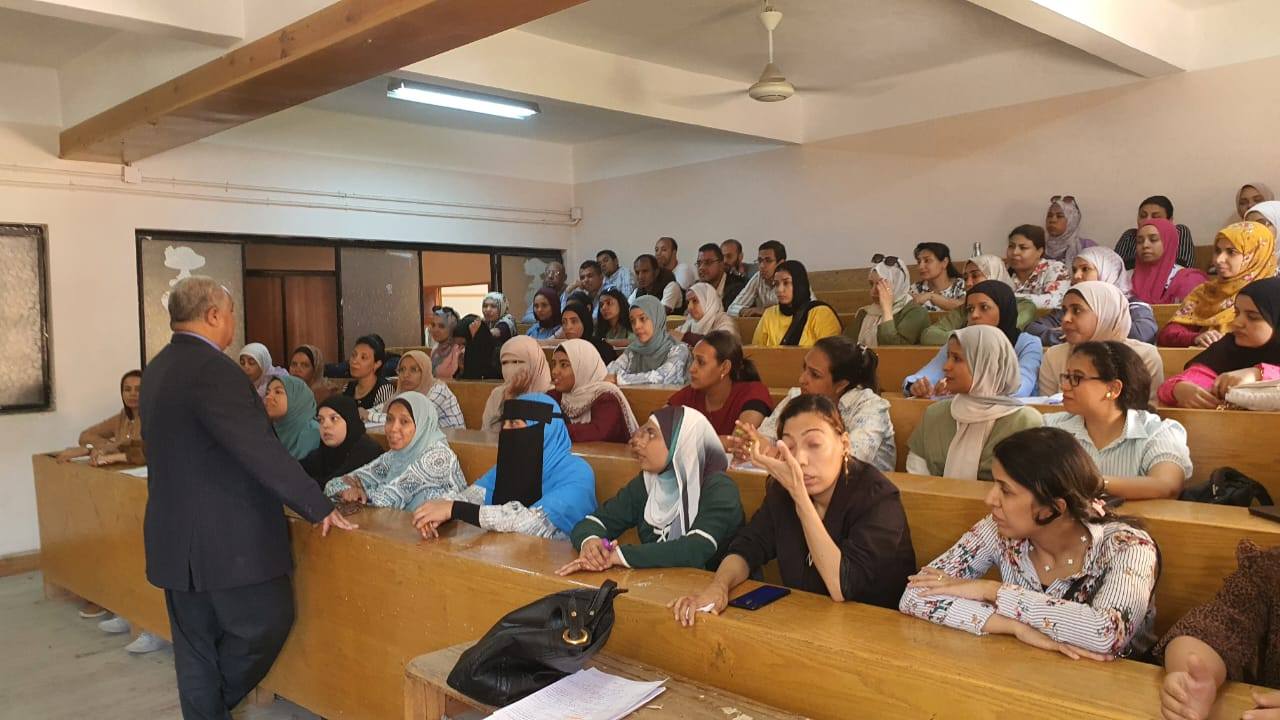 جولة لمتابعة تدريب المعلمين الجدد فى الأقصر جولة لمتابعة تدريب المعلمين الجدد فى الأقصر