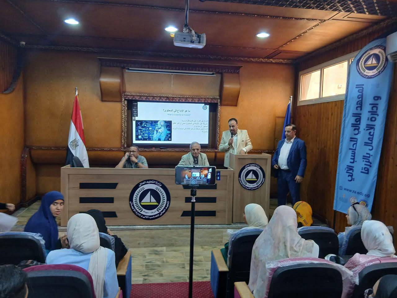 جانب من ندوة الكاتب الصحفى محمد ثروت بالمعهد العالى للحاسب الآلى وإدارة الأعمال بدمياط (1)