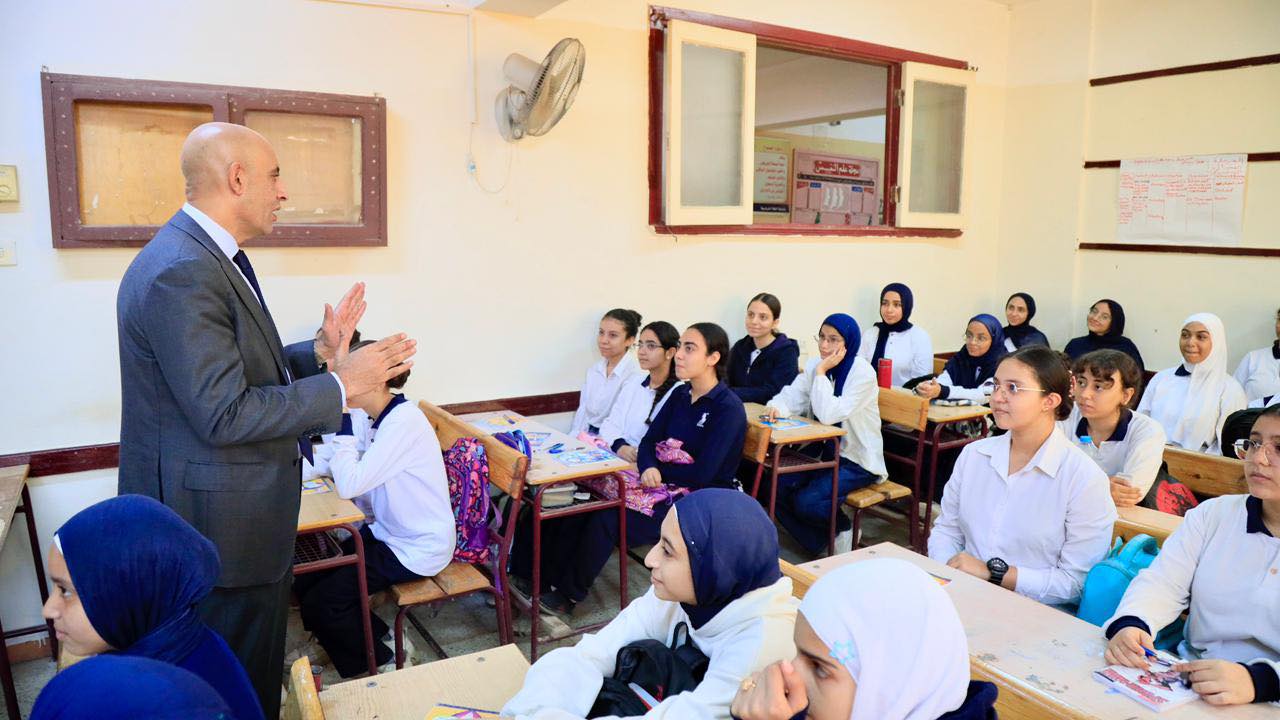 الوزير داخل الفصل الدراسى