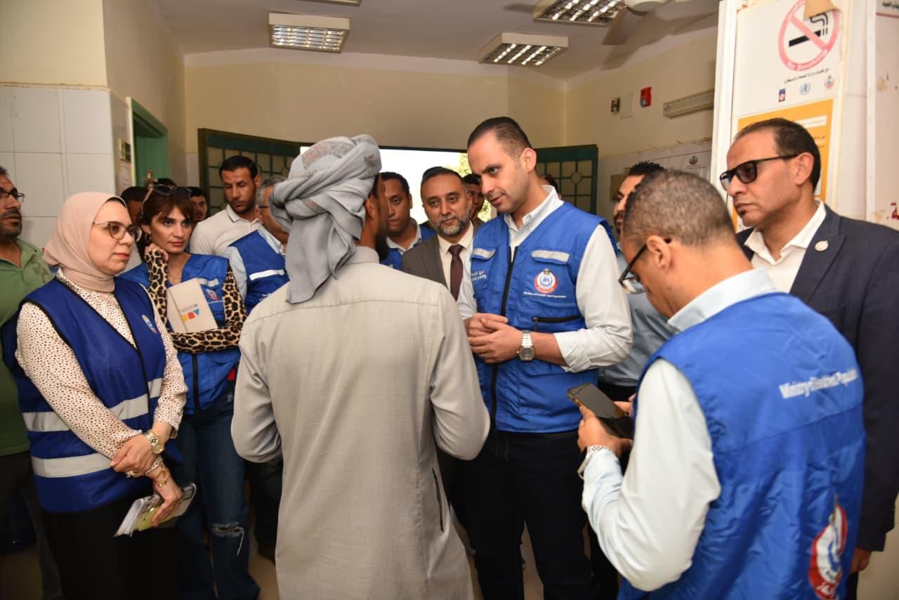 نائب الوزير خلال جولته بمستشفى بئر العبد المركزي