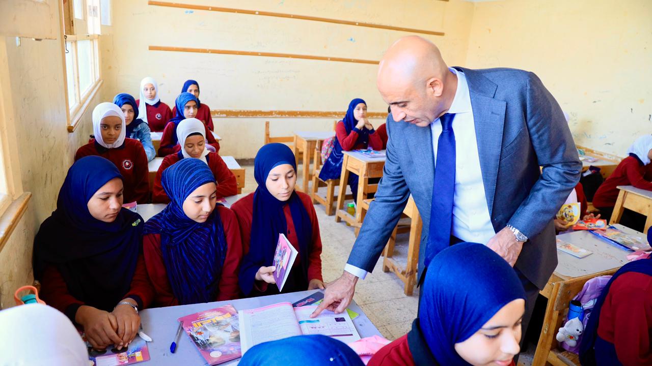 وزير التعليم يتفقد عدد من المدارس التابعة لإدارة جرجا التعليمية