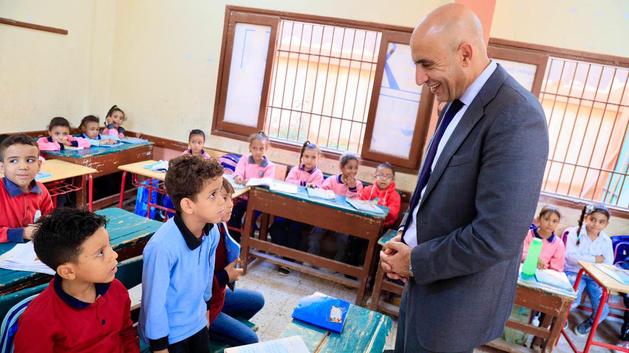 الوزير مع تلاميذ المرحلة الإبتدائية