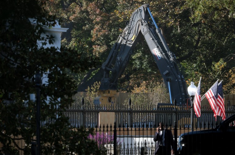 جرافة بالبيت الابيض جرافة بالبيت الابيض