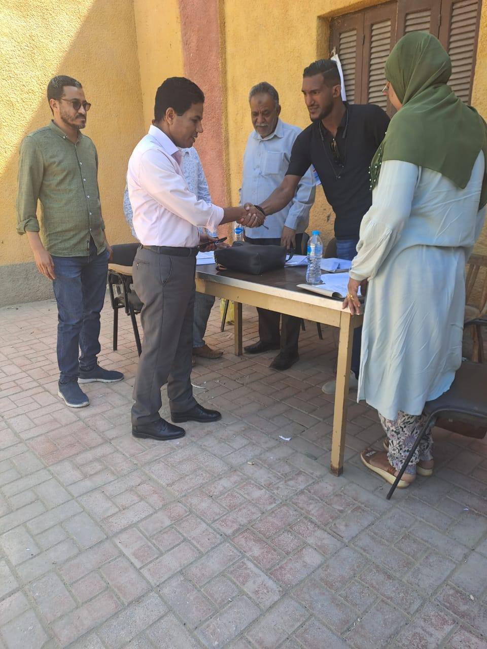 متابعة فعاليات القافلة الطبية بمركز شباب الحبيل في مدينة البياضية بالمجان