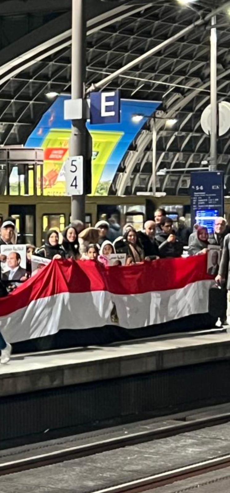 أعلام مصر خلال الاستعداد لاستقبال الرئيس