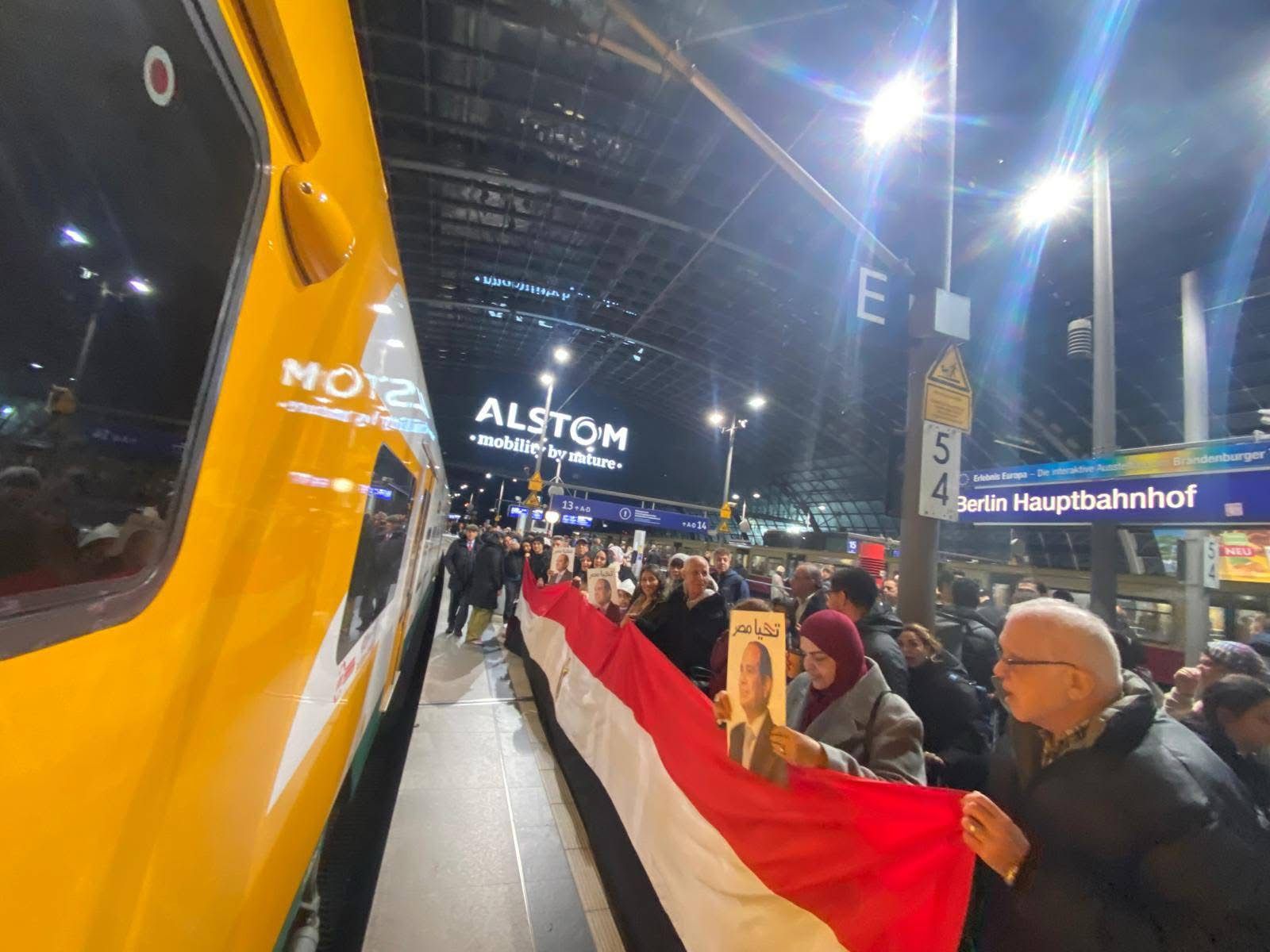 الجاليات المصرية تتحرك لبروكسل لاستقبال الرئيس السيسى (25)